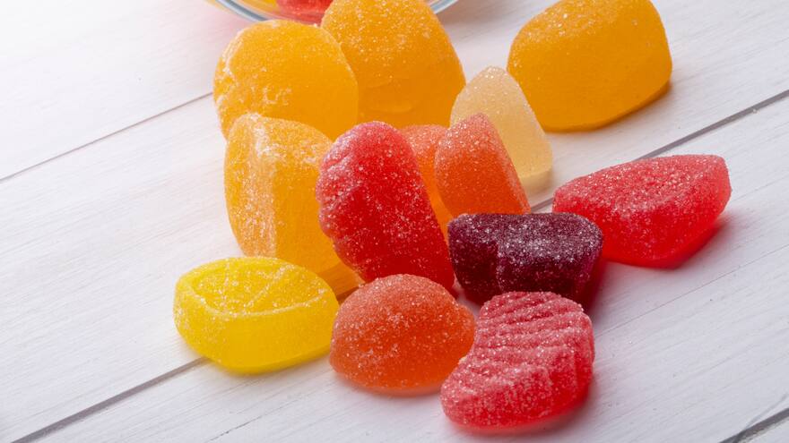 Prepare unas divertidas y saludables gomitas caseras sin tanta azúcar