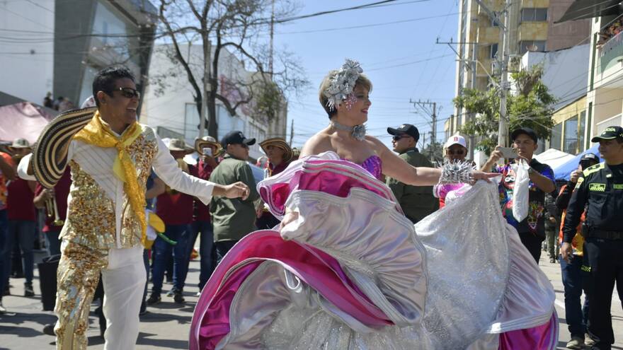 Alumnos de la Uniautónoma e internas, detrás del traje de Alcocer en Carnaval