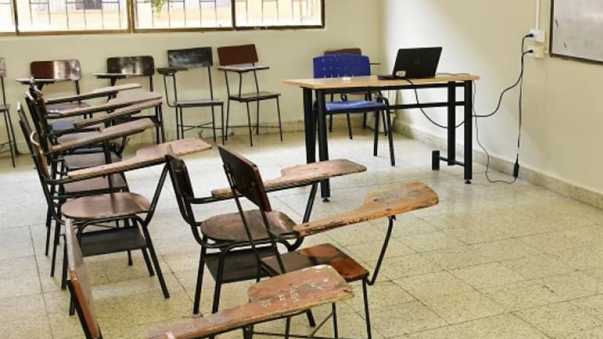 Capturan a directora de colegio por forzar a alumnos a limpiar fosa séptica