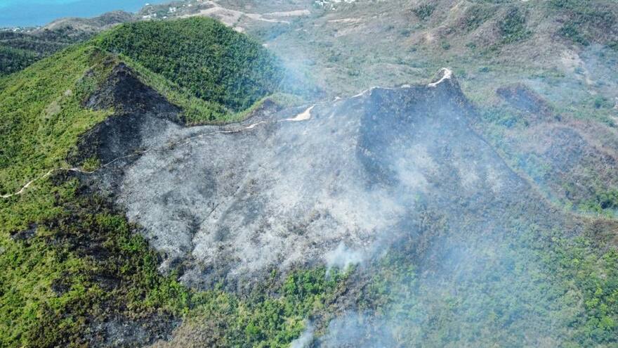 Cenizas por incendio en parque natural The Peak en San Andrés empieza a afectar playas de Providencia