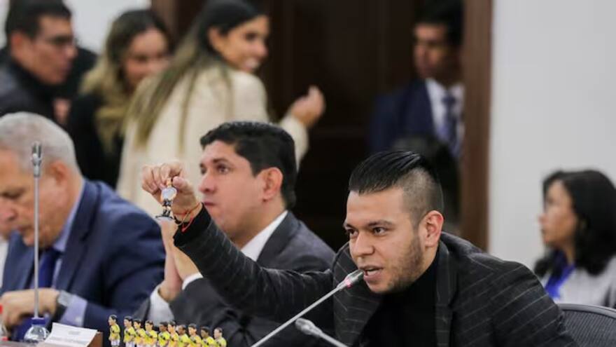 Piden expulsar a Jota Pe Hernández por 'violencia y misoginia'