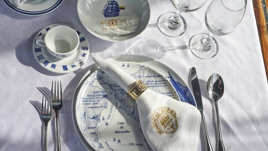 Armada Nacional recibe homenaje por su bicentenario con vajilla exclusiva de Corona