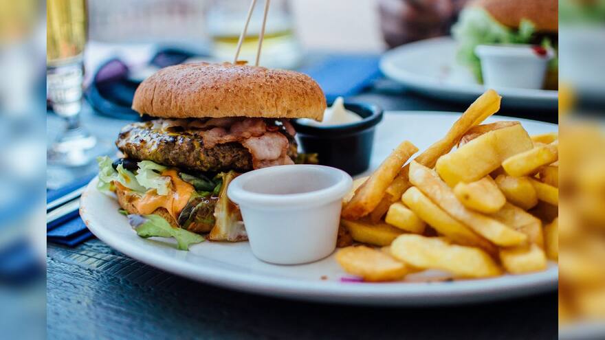 Alimentos ultraprocesados son tan adictivos y dañinos como el cigarrillo según estudio | Reforma tributaria