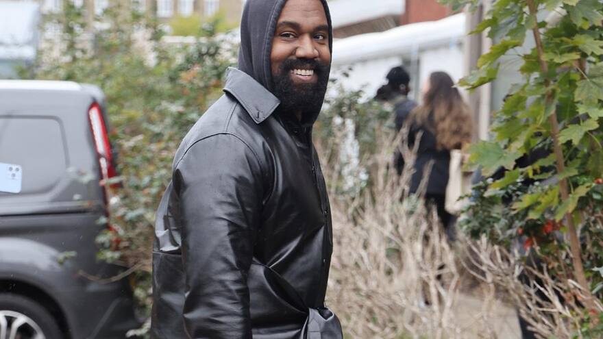 Kanye West dice que un accidente automovilístico le dejó 'signos de autismo'