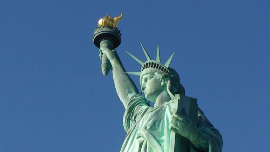 Una pequeña Estatua de la Libertad va de París a NY a saludar a su 'hermana'
