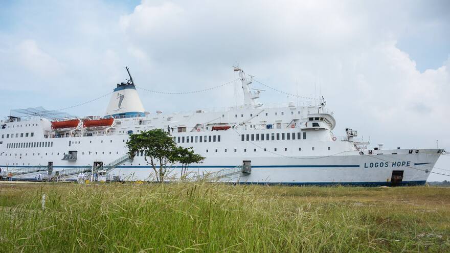 Con los libros viene la esperanza a bordo del Logos Hope
