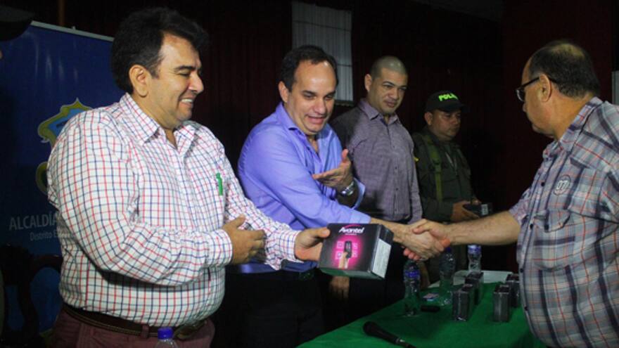 Tenderos y comerciantes reciben equipos de comunicación para fortalecer seguridad