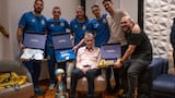 Emotiva visita de Rosario Central al ‘Patón’ Bauza, histórico exjugador del Junior