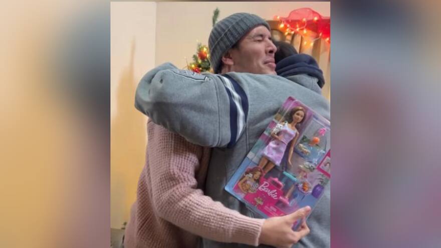 TikTok: Papás de Un tal Fredo le regalaron de Navidad la muñeca Barbie que quiso cuando era niño
