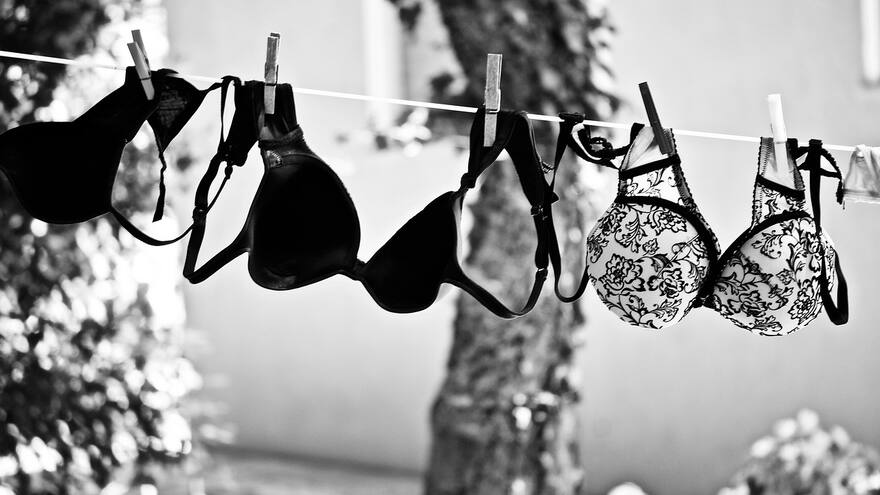 Denunció a su vecina por 'seducir' a su esposo colgando su ropa íntima en el patio