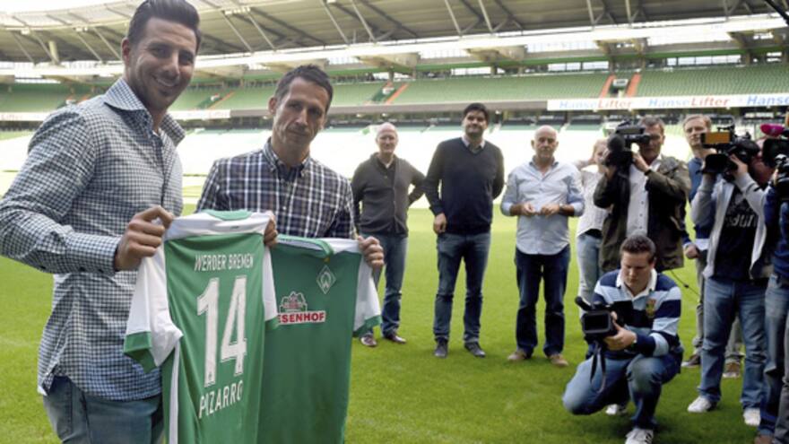Claudio Pizarro firmó nuevamente con el Bremen