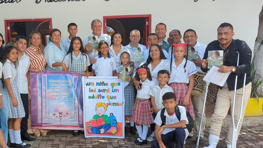 Estudiantes y docentes de Astrea presentaron obra literaria