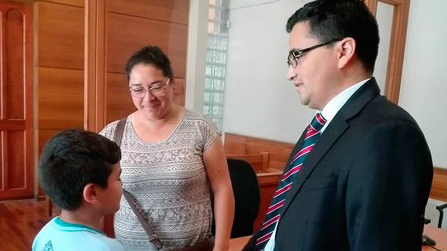 Juez le concede deseo de Navidad a niño: tres días de libertad a su padre preso