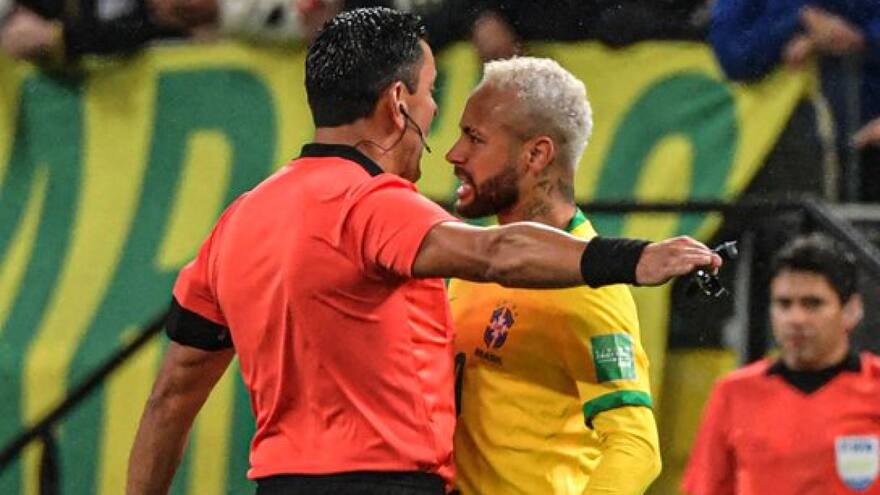 Conmebol suspende al árbitro de Brasil vs. Colombia por no expulsar a Neymar