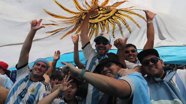 Hinchas de Argentina celebran victoria en Qatar 2022