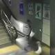 En video | El suelo se ‘traga’ a mujer en estación de metro en China