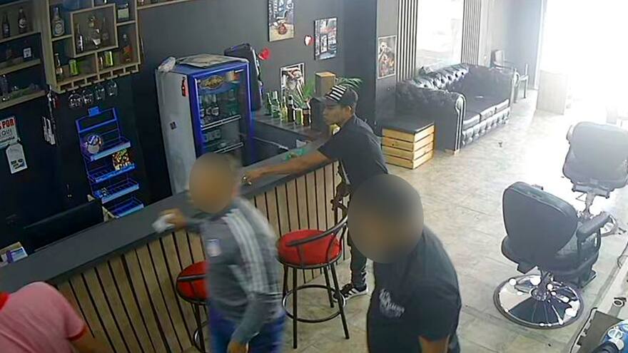 Atracan a trabajadores y clientes de barbería en Barrio Boston