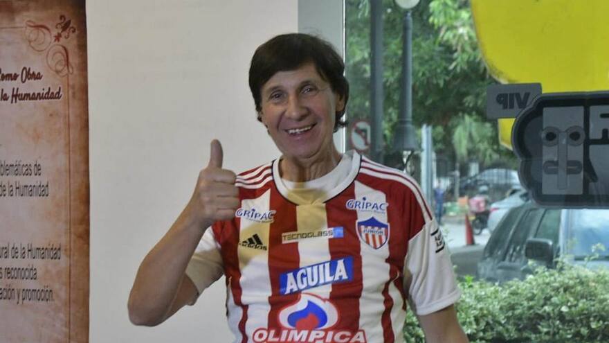 ‘El Bambino’ Pons, reconocido relator argentino llegó a Barranquilla, se puso la camiseta de Junior y narró un gol de Bacca