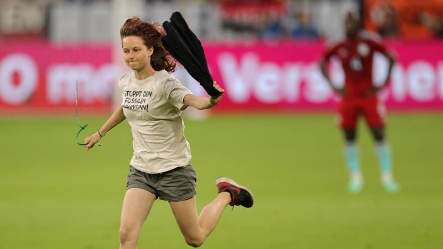 Historia de la joven y el señor que invadieron la cancha en Alemania-Colombia