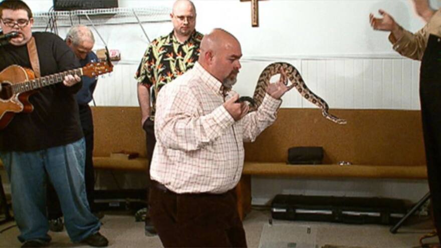 Pastor muere por mordida de serpiente en sermón