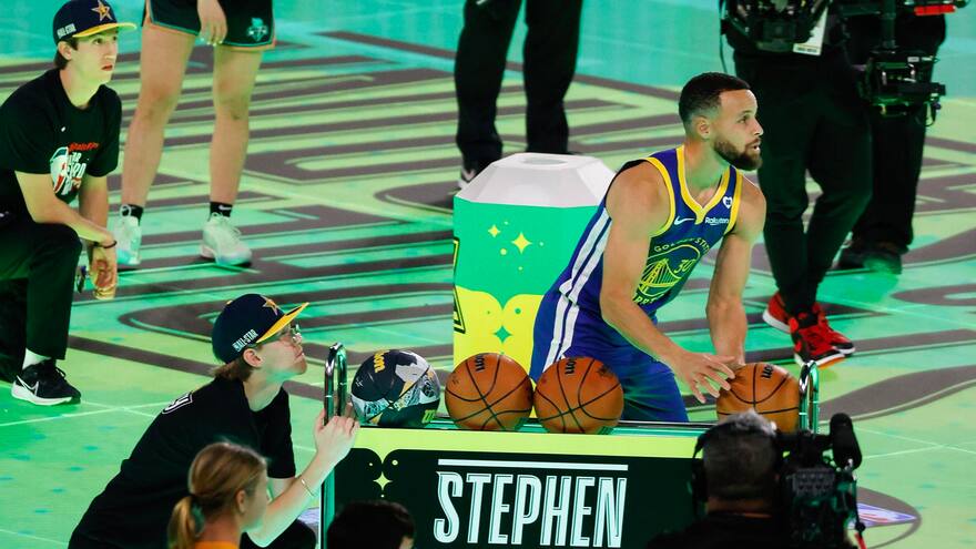 Steph Curry le gana el duelo de triples a Sabrina Ionescu
