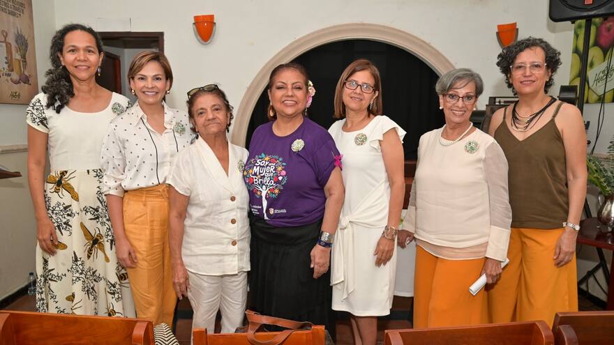 Reconocimientos en el Día de la mujer en El Huerto