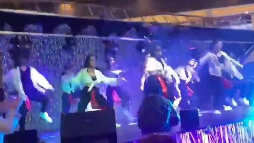 Video: escenario se desplomó en centro comercial de Bogotá, durante presentación de los bailarines