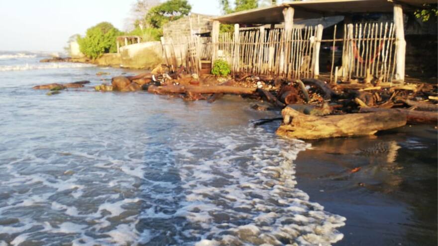 Fuerte oleaje arrasa con kioscos turísticos en playas de Moñitos, Córdoba