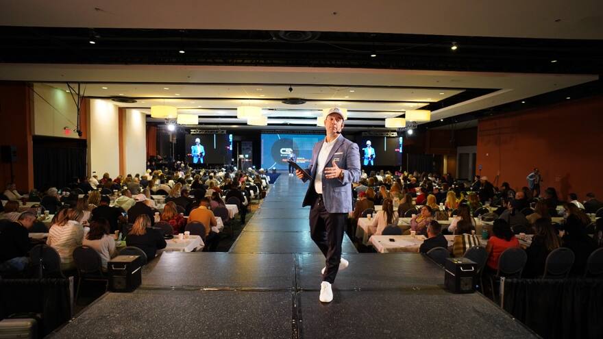 Orlando Montiel intenta guiar a la comunidad hispana en sus finanzas