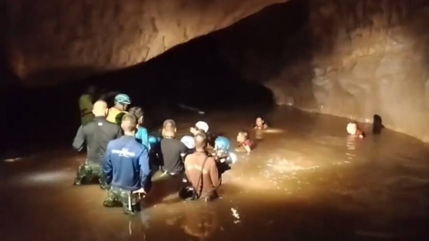 Rescatan monje atrapado en una cueva