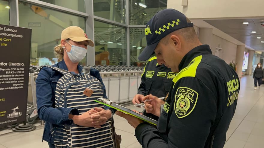 Mujer que agredió a Policía en aeropuerto recibió dos comparendos