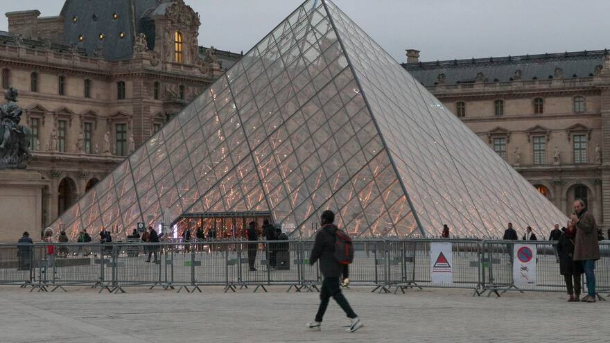 Obras y documentos antiguos del Museo del Louvre resultaron dañados por una fuga de agua en una cañería