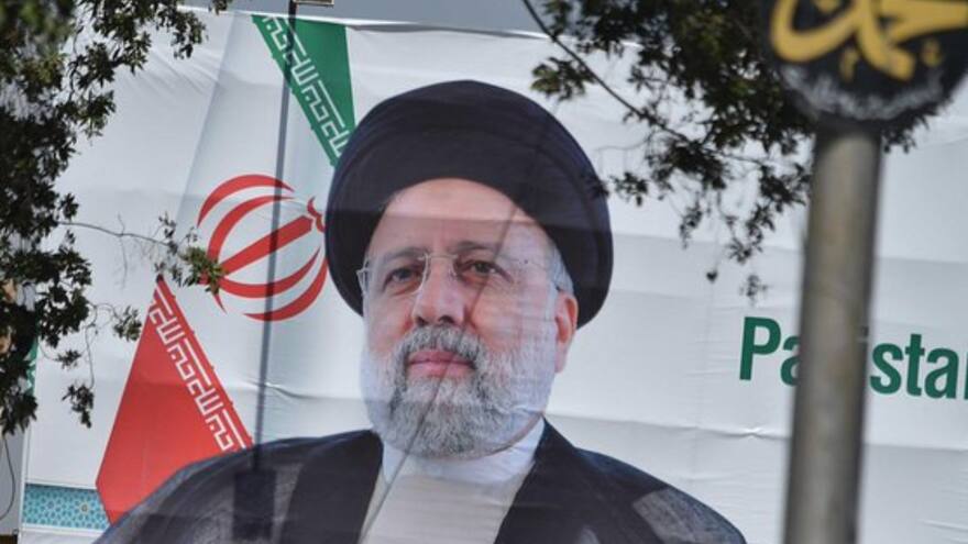 El helicóptero que transportaba al presidente iraní realiza un “aterrizaje forzoso”