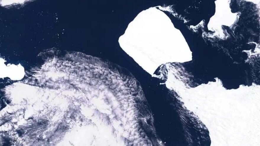 Coloso de hielo a la deriva: el iceberg más grande del mundo, con 4.000 km², se desplaza hacia el Atlántico Sur