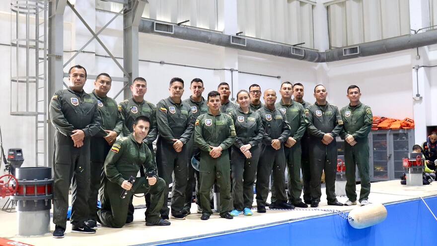 Armada de Colombia capacita a Policía Nacional en técnicas de supervivencia