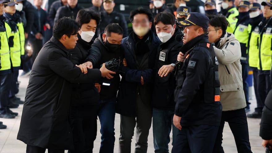 Líder de la oposición de Corea de Sur fue apuñalado en el cuello