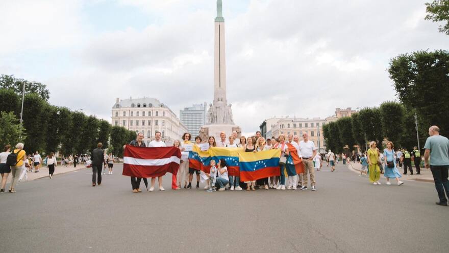 Protesta mundial por la verdad: venezolanos se concentraron en Riga, capital de Letonia