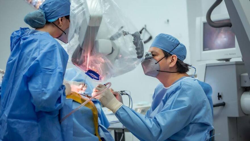 Neurocirujano William Contreras explica los detalles de las operaciones con paciente despierto