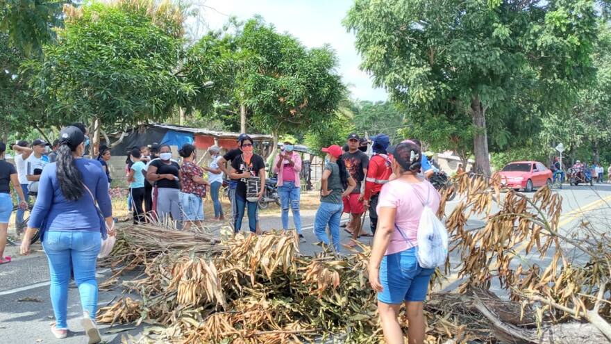 Familias bloquearon vía en Polonuevo para reclamar entrega de lotes