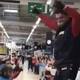 En video | Trabajadores de un Carrefour en España cantan y bailan ‘Resistiré’ en medio de la crisis sanitaria