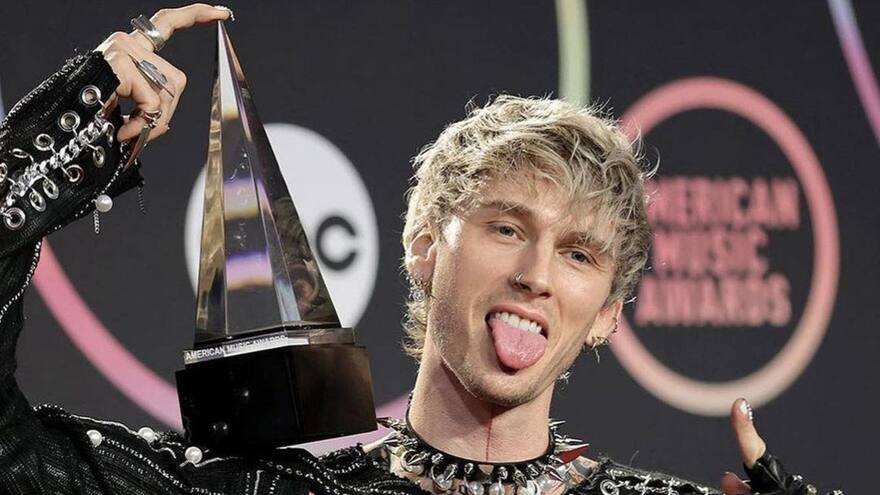 El cantante Machine Gun Kelly recibió premio al ‘Artista de Rock Favorito’