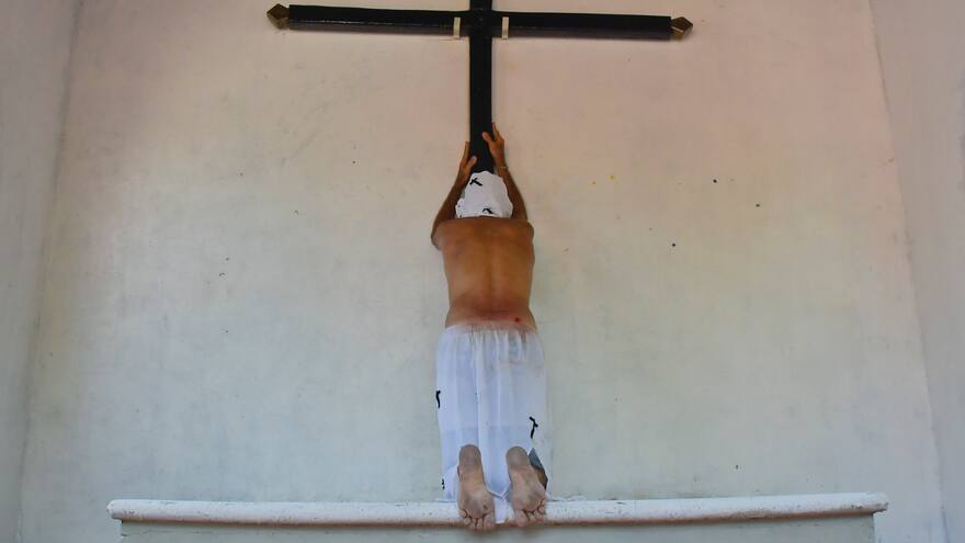 Fervor y tradición marcó regreso de los flagelantes en Santo Tomás