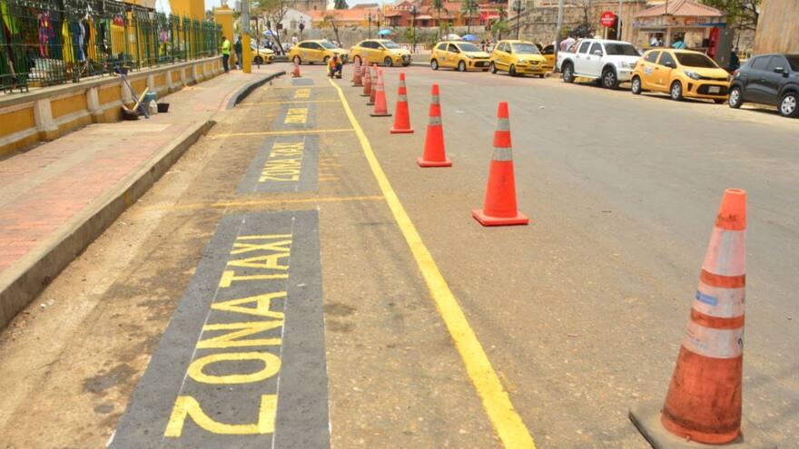 Delimitan bahías de parqueo para taxis en el Parque Centenario de Cartagena