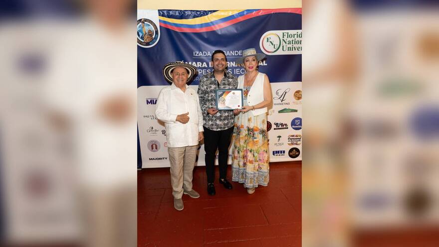 El cantante Elkin Uribe, doblemente exaltado por sus 18 años de carrera