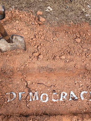 Democracias moribundas