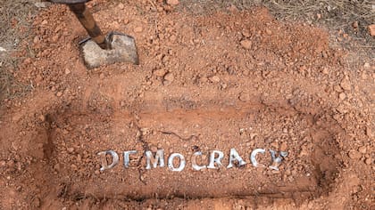 Democracias moribundas