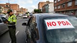 ¿Cuál es el significado de ‘NO PDA’, el aviso que portan algunos vehículos en Colombia?