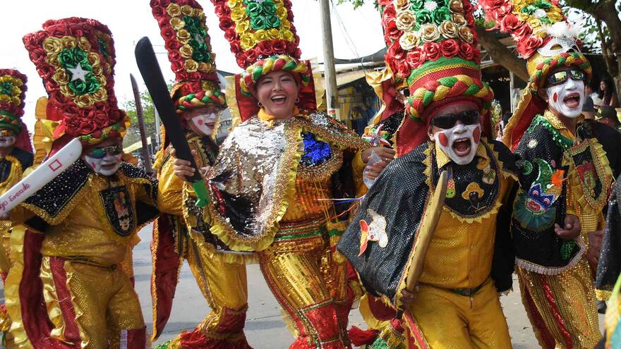 Farotas de Talaigua y Los Coyongos embellecen las calles de Barranquilla