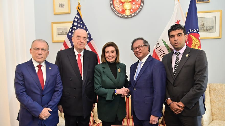 Paz, drogas y reforma agraria, entre temas abordados en reunión Petro-Pelosi