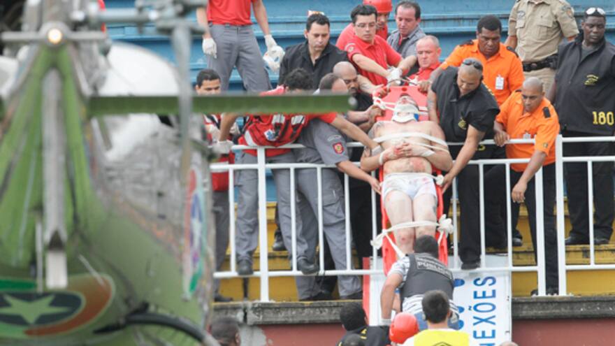 Violenta gresca deja cuatro heridos en estadio de Brasil
